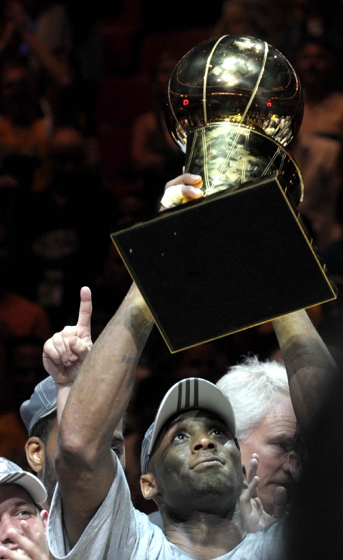 九游体育官网Scout在掘金比赛中出色防守,问鼎冠军引发热议!